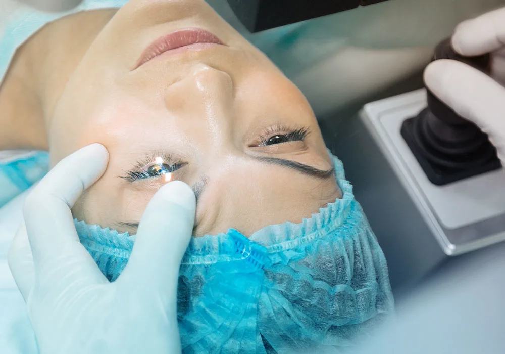 طبيبة عيون تجري عملية الليزك لتصحيح النظر لمريضة في مستشفى مغربي باستخدام تقنية الليزر الحديثة