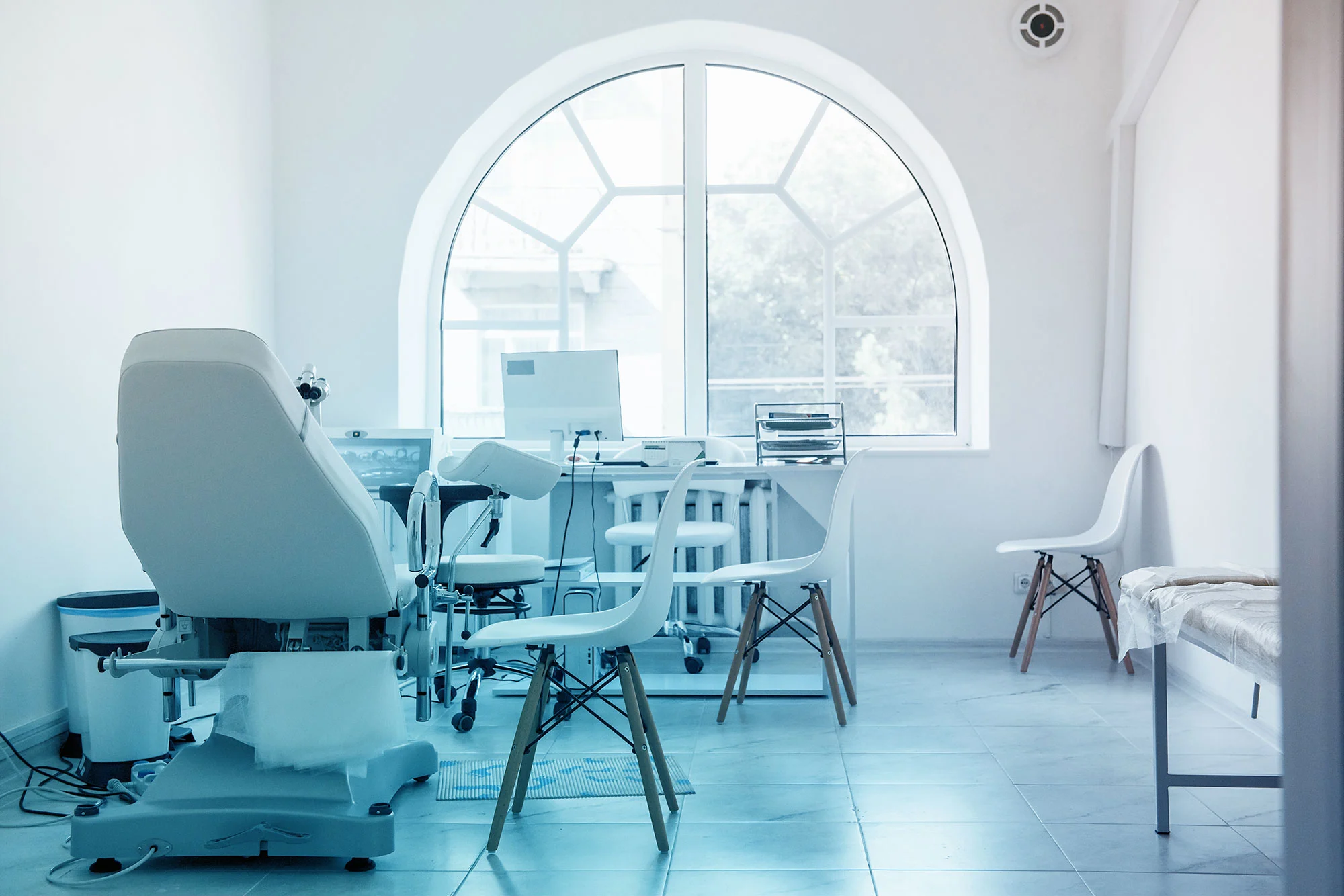 an eye clinic that shows what is the best eye hospital in Dubai 2025 should be like